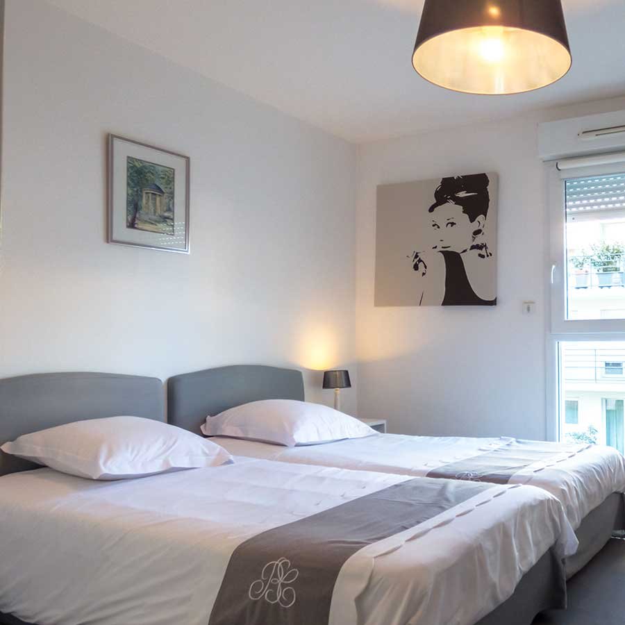 La chambre avec deux lits simples