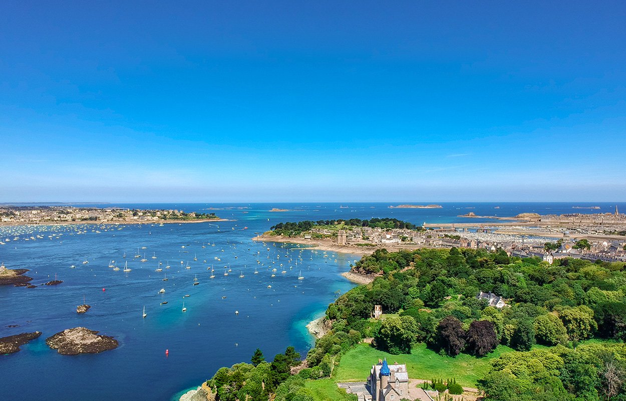 Vue en drone de Saint-Malo et Dinard